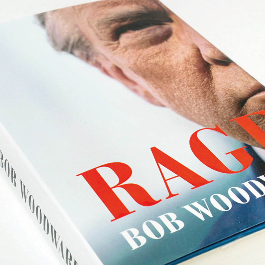 Rage (Öfke) kitabını geçtiğimiz haftalarda yayımlayan yazar Woodward, Trump’ın virüsün riskini Ocak ayından bu yana bildiğini ama buna rağmen salgını önemsiz göstererek bundan da herhangi bir vicdan azabı duymadığını ifade ediyor. 