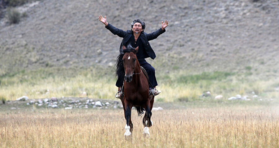 Onun atları çalıp, gün boyu dört nala sürmesinin bir sebebi vardır.