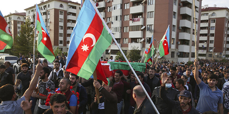 Başkent Tahran'ın İmam Hüseyin Meydanı'na çıkan caddelerde bir araya gelen göstericiler, Azerbaycan'a destek sloganları atarak Ermenistan bayrağı yaktı.