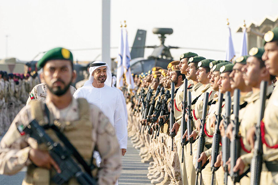 Amerika ile silah arkadaşlığından büyük haz alan Bin Zayed, 2001 yılında Afganistan oğul Bush yönetimi tarafından işgal edildiğinde yine silahlı güçleri ile oradadır.