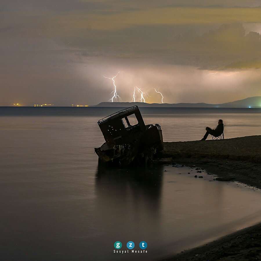 Van Gölü semaları şimşeklerle aydınlandı