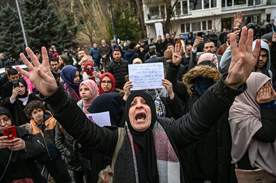 9 muhalifin idam edilmesinin ardından İstanbul'un Mısır Konsolosluğunu önünde Mısır'daki idam cezalarına karşı protesto gösterisi düzenleyen eylemciler.