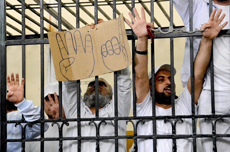 Sisi rejimi, Ağustos 2013'te darbe karşıtı gösterilerde tutuklanan Müslüman Kardeşler Teşkilatı üyesi Yasir el-Ebasiri (49) ile Yasir Şukr'un (45) olmak üzere isimleri açıklanmayan 15 kişiyi idam etti.