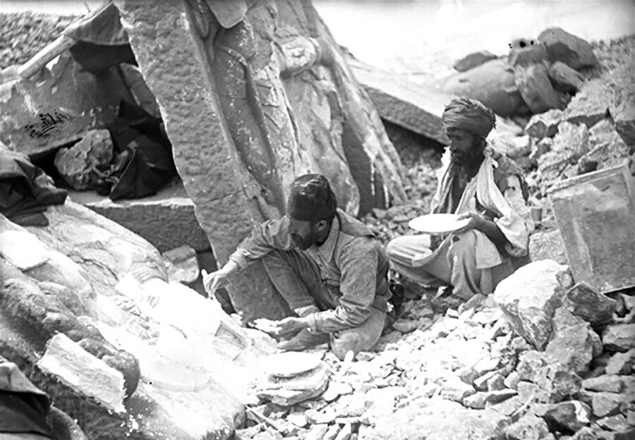 Osman Hamdi Bey Nemrut Dağı kazılarında, 1882.