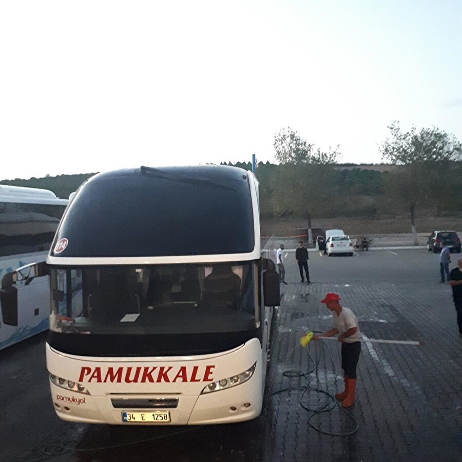 Uyku sersemi uyanış, anlamsızca nerdeyim bakışı, otobüsten iniş, tuvalete giderken hediyelik eşyalara bakış, geriye dönüp bizim araba hangisiydi ya paniği ve dinlenme tesisi soğuğuyla kapanış