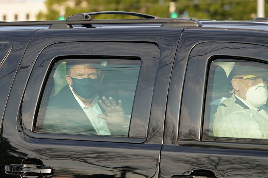 Başkan Trump makam aracından hastane dışındakileri selamladı
