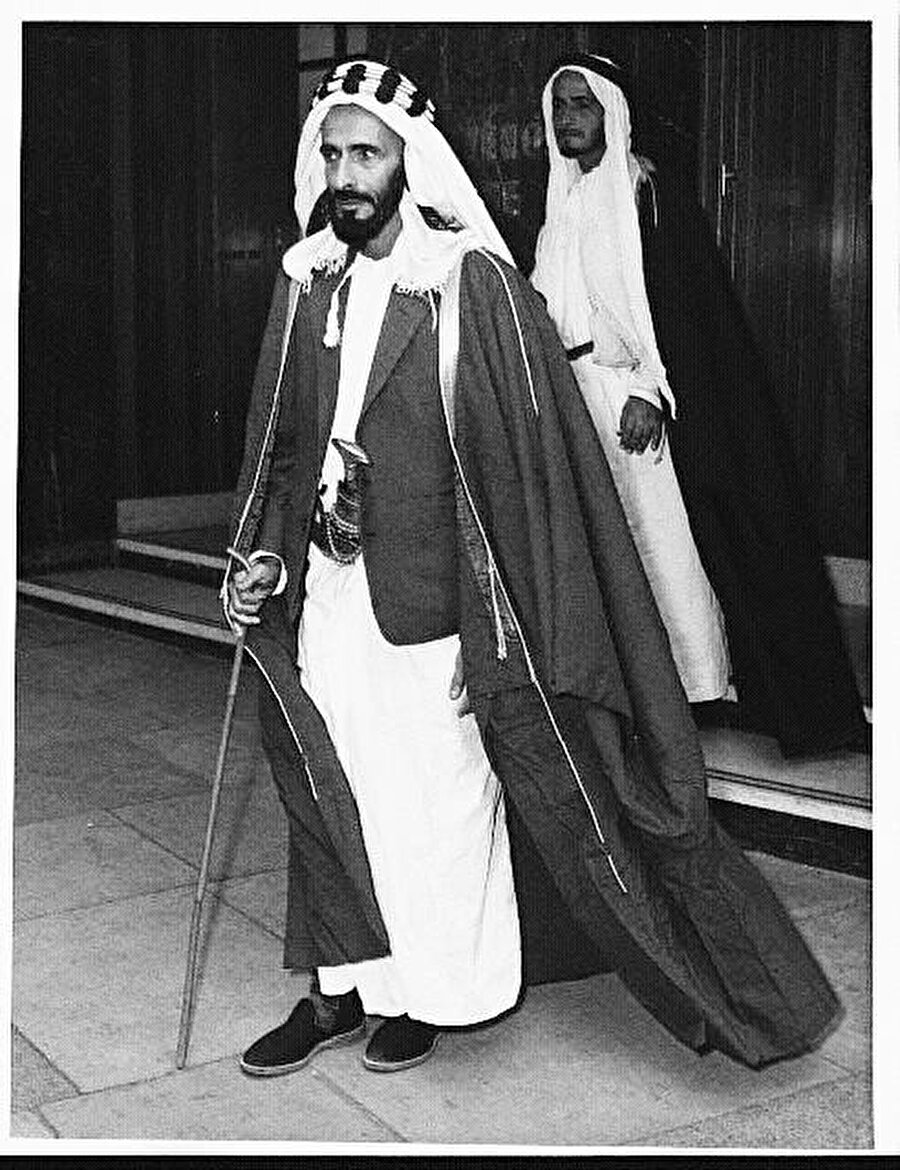 “Şeyh Zayed’in eski sarayı çamurdan yapılma. Ülkenin başına geçince Japonlar yeni bir saray inşası için hazırlıklarını bitirip Zayed’in yanına geliyorlar.