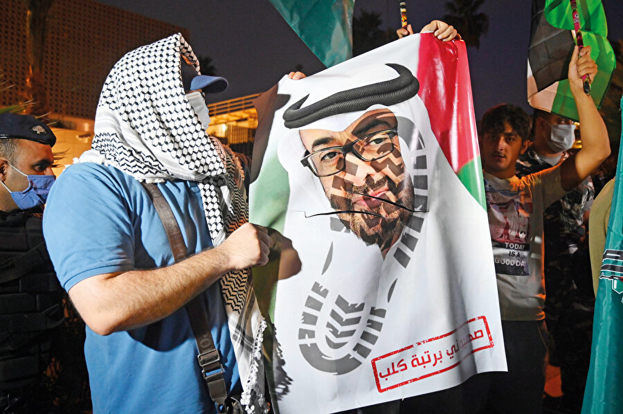 Umman Sahili’ndeki emirliklerin insanları, 2 Aralık 1971’de Abu Dabi yöneticisi Şeyh Zayed tarafından ülkenin tek bayrak altında birleştirilmesinden son derece mutlu olmuşlardı. Şeklen de olsa İngiliz vesayetinin kalkmış olması güzel bir şeydi. Sömürgeci yabancıların elinde kalmaktansa Arap kardeşleriyle aynı bayrak altında yaşamak kıyas bile edilemezdi.