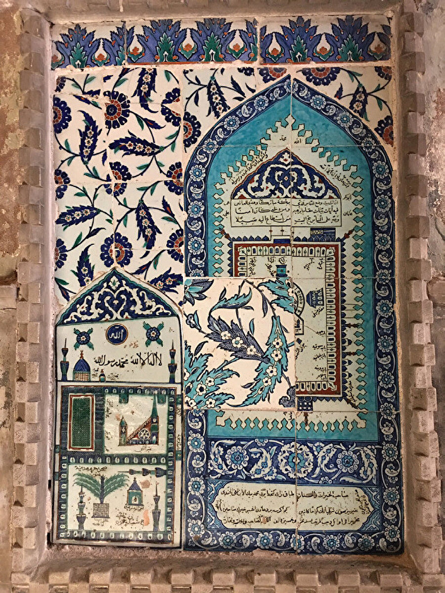 Tabakzade İznikli Mehmed Bey tarafından 1642-1643 yıllarında yapılan Kâbe ve Medine tasvirli çini pano mihrabın sağındaki dehlizin içindedir.