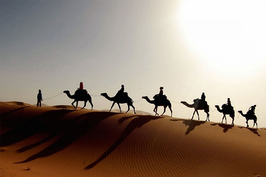 Fırın gibi çöl tepeciklerinde geçirdiği çocukluk, ona bir yetişkinin bile kolay kolay tahammül edemeyeceği uzun çöl yolculuklarına sabretme yetisi kazandırmıştır.