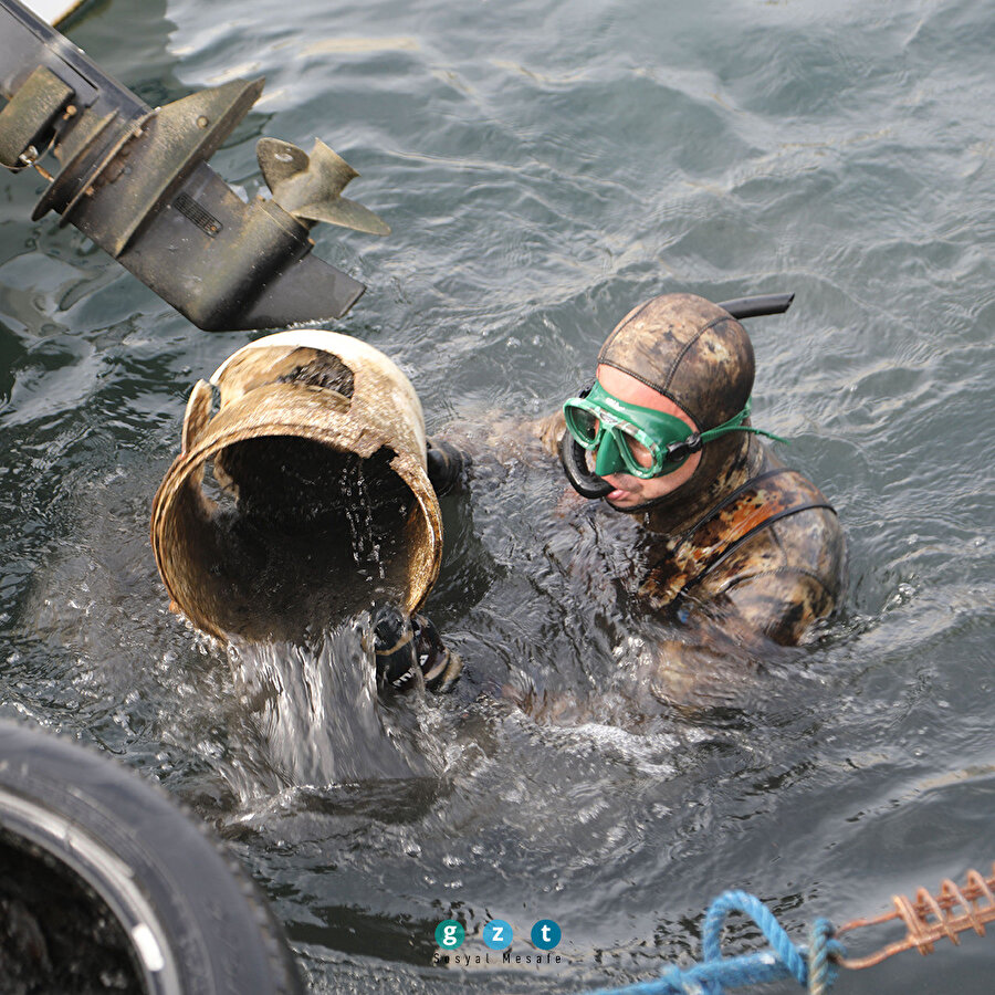 Denizden 200 kilo çöp çıkarıldı