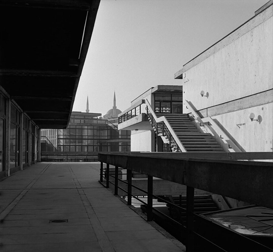 Teras katında dükkanlar boyunca uzanan saçaklar ve arka planda Şehzadebaşı Camii.