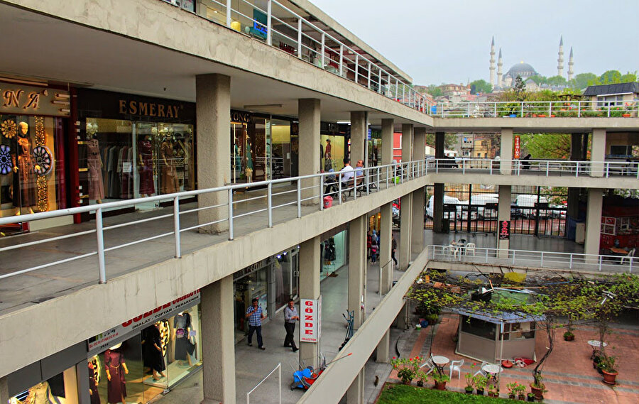 Avluyu çevreleyen dükkan katlar, tarihi hanların avlularından esintiler taşımasının yanı sıra Süleymaniye Camii’ne bakacak şekilde konumlandırılmış.