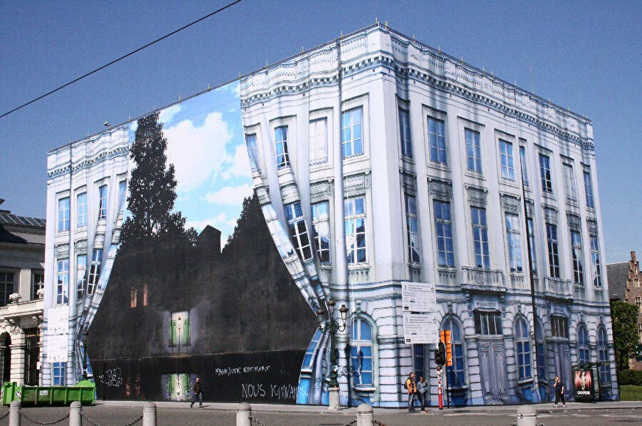 Magritte Müzesi, Belçika; Binanın dış cephesi Magritte’in The Empire of Light eseri ile dekore edilmiş.