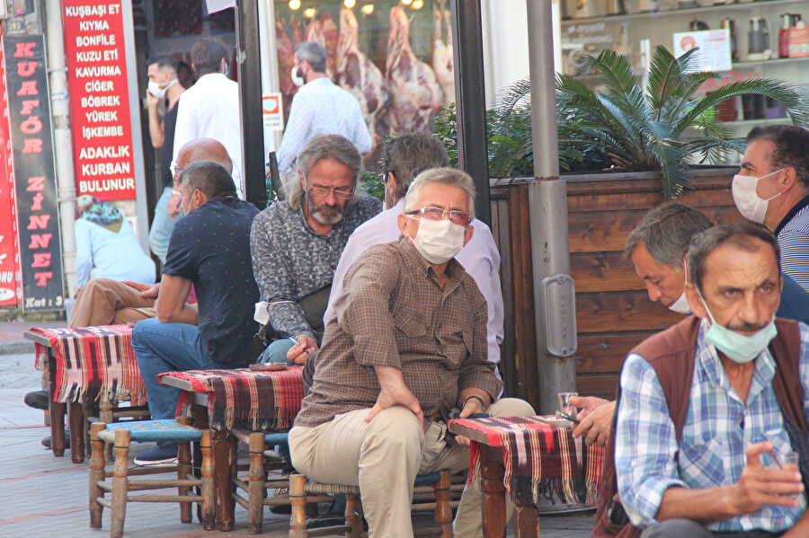 Rize'de çay ocaklarının önünde oturanlar