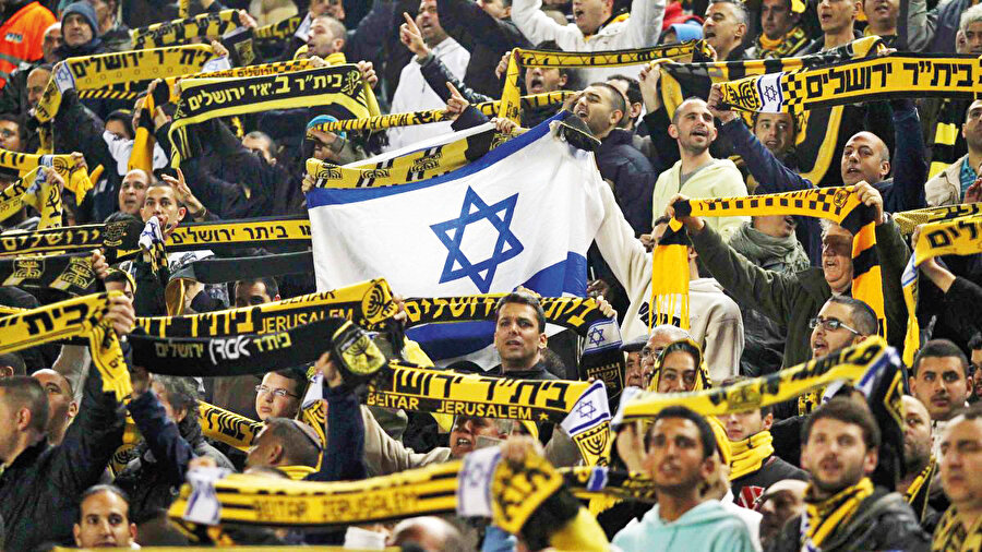İsrail’le normalleşmeyi bir adım ödeye taşıyan Birleşik Arap Emirlikleri, İslam’a ve Peygamber Efendimiz (s.a.v.)’e hakaret eden bir futbol takımına sponsor oldu. BAE’li birtakım iş adamının finanse edeceği, ırkçılığıyla nam salmış Beitar Jerusalem futbol takımını yakından tanıyalım.