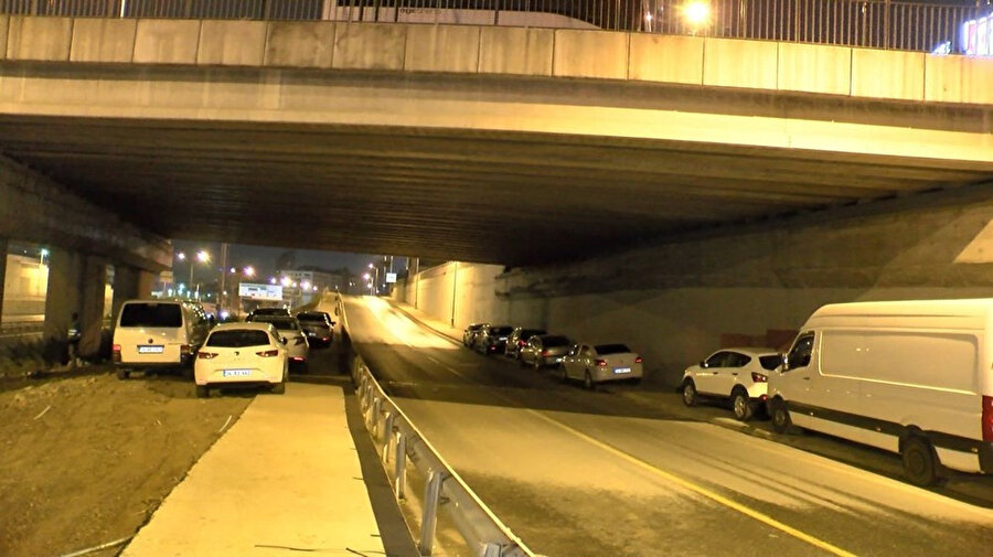Vatandaşlar doluya karşı araçlarını alt geçitlere park etti