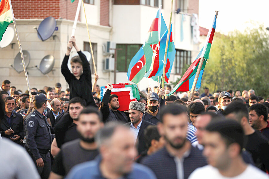 İslam dünyası ve Türk dünyasının yönetimleri de hep böyle kalacak değil. Nasıl ki, Türkiye değişti ise onlar da değişecek. Bütün meselelerin iki ilacı var: İlki zaman, ikincisi halkların daha şuurlu hâle gelmesi. Her şey mutlaka aslına döner, işgal edilmiş topraklar da... Kullar beceremese de tebeddülât var, Allah-ü Teâlâ’nın tebeddülâtı.