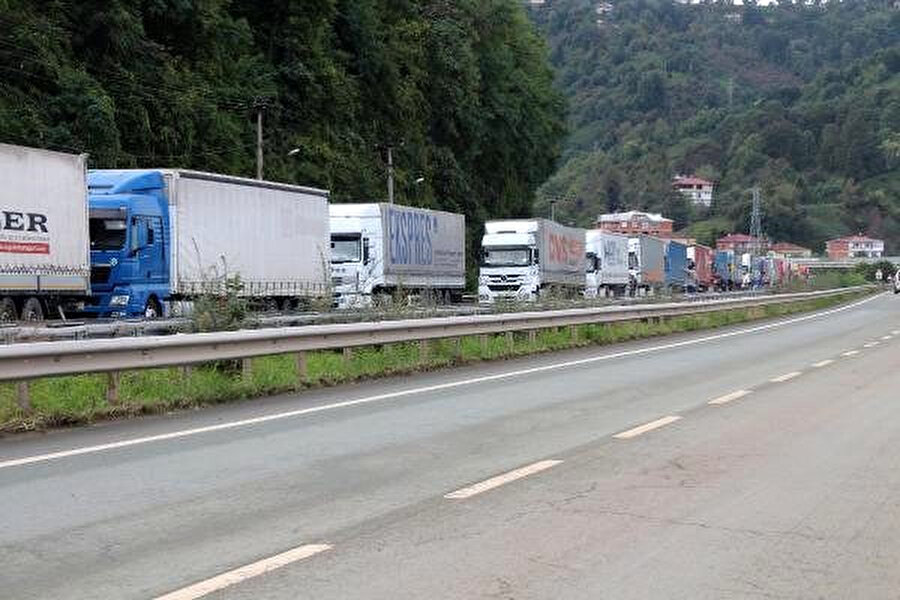 TIR'lar geçiş sırasında Ermeni köylerinde taşlanıyor