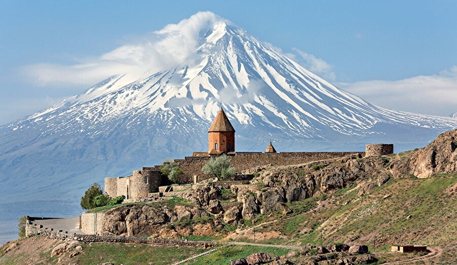Ağrı Dağı, 5.137 metrelik rakımıyla, Türkiye'nin en yüksek dağıdır.