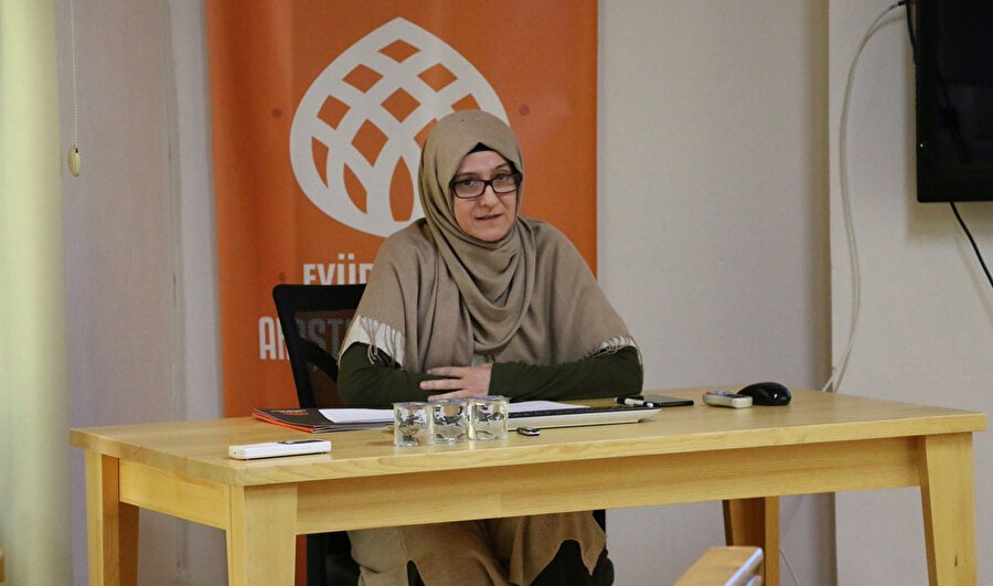 İstanbul Üniversitesi Türk-İslam Edebiyatı öğretim üyesi Reyhan Çorak