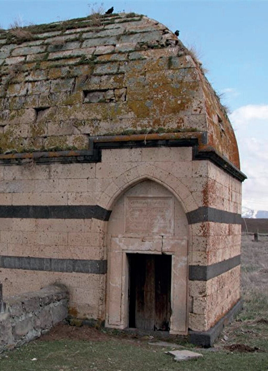 Osmanlı türbe mimarisinin en ilginç yapılarından birisi olan Hamur Kümbeti, ilçe merkezinin kuzeydoğusunda, ilçenin kurulduğu vadiye hakim durumda bulunan mezarlığın ortasında yer almaktadır.