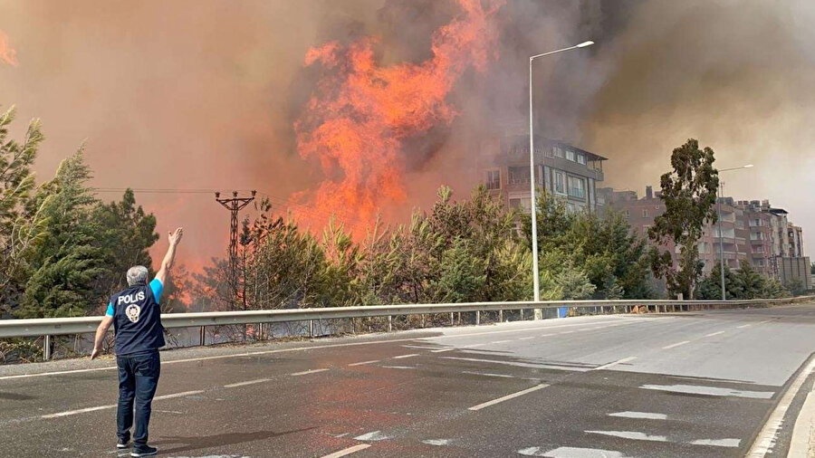 Yangın üç ilçeyi de sardı