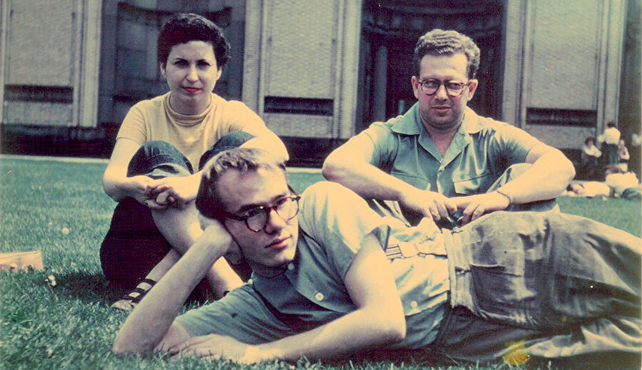 Andy Warhol, Dorothy Cantor ve Philip Pearlstein; Carnegie Institute of Technology kampüsünde, 1948. Photo by Leonard Kessler.