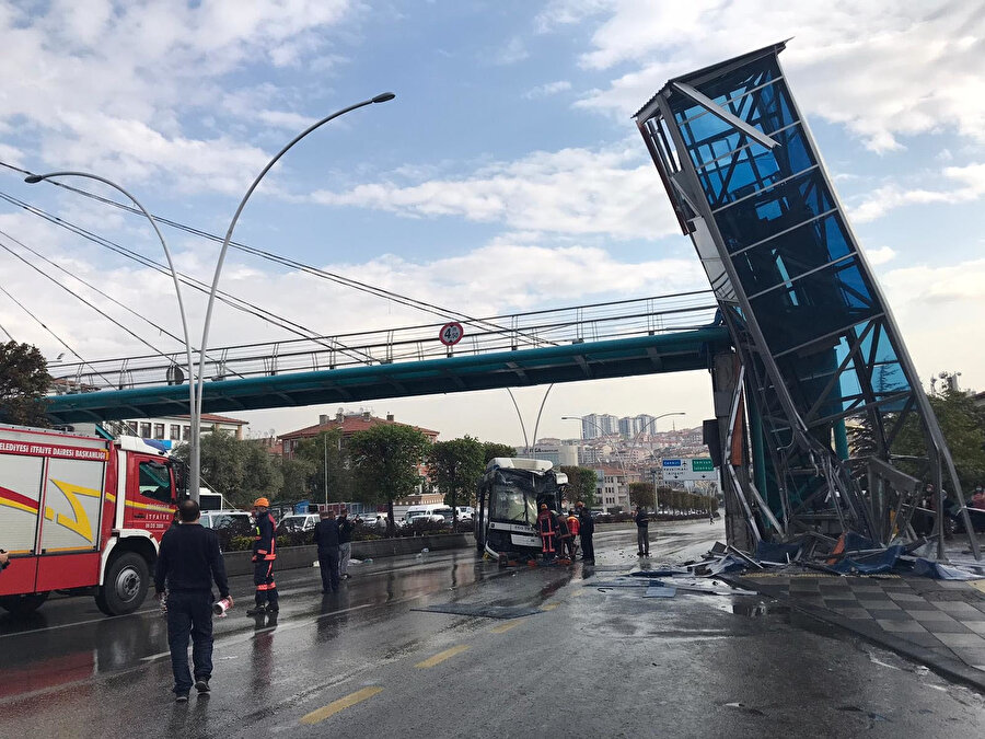 Halk otobüsü kontrolünü kaybederek asansöre çarptı