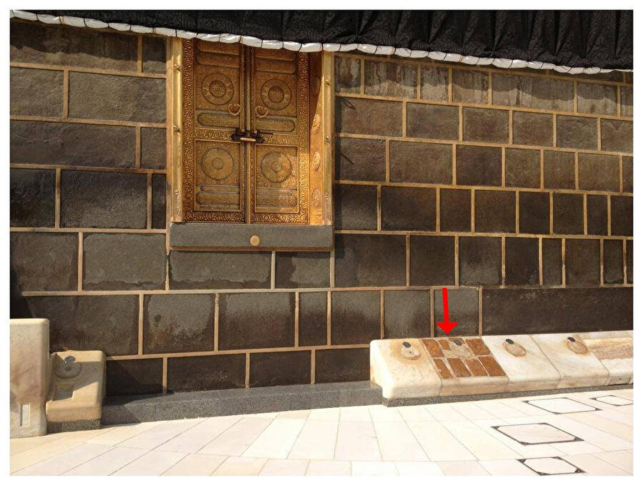 Kâbe'nin eteğindeki bu sekiz parça mermerin, pek bilinmeyen bir hikâyesi vardır.
