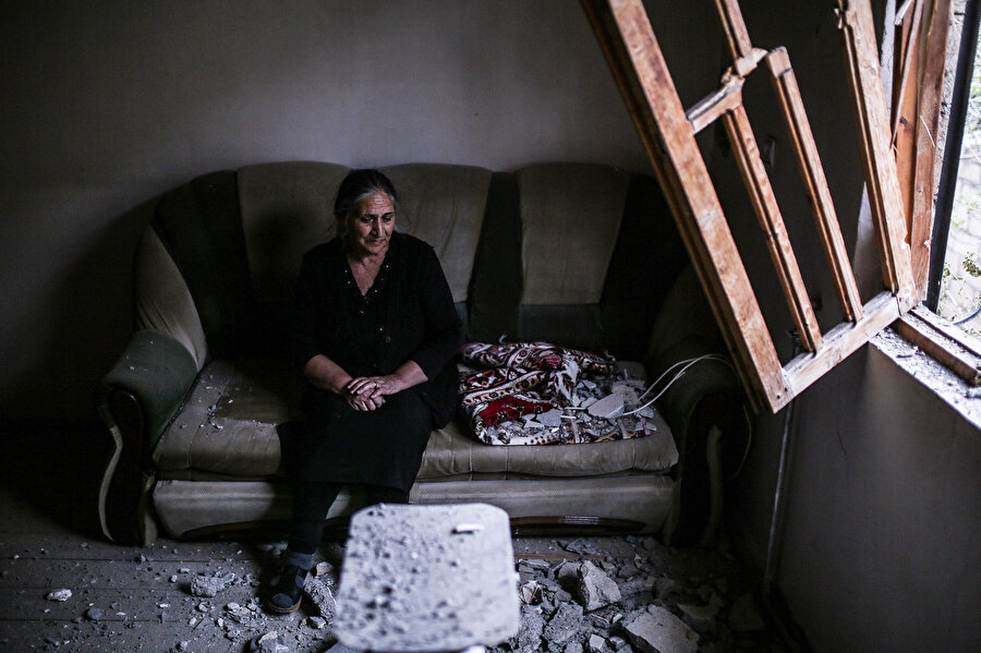 Terter kentinde ikamet eden ve aslen Karabağ bölgesinden olan Dilara Abbasov'un evi Ermenistan'ın attığı füze nedeniyle büyük hasar gördü.