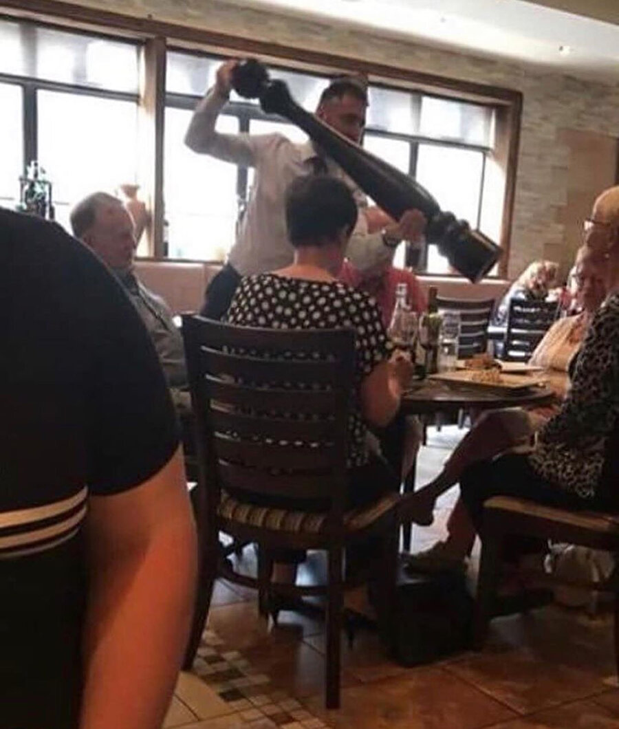 Yok yok, tuz değildir o. Masanın bir bacağı eksik