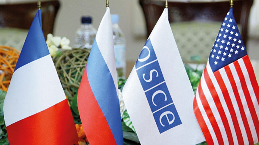 Savaşın ilk gününden beri uzaktan izleme politikası takip eden Rusya, Azerbaycan ordusunun ilerlemesi ile birlikte müzakerelerin yeniden başlaması için Azerbaycan’a baskı yapmaya başladı. Rusya’nın Ermeni asıllı Dışişleri Bakanı Sergey Lavrov, miadı dolmuş Minsk Grubu ile müzakerelerin yürütülmesinden yana olduklarını açıkladı.
