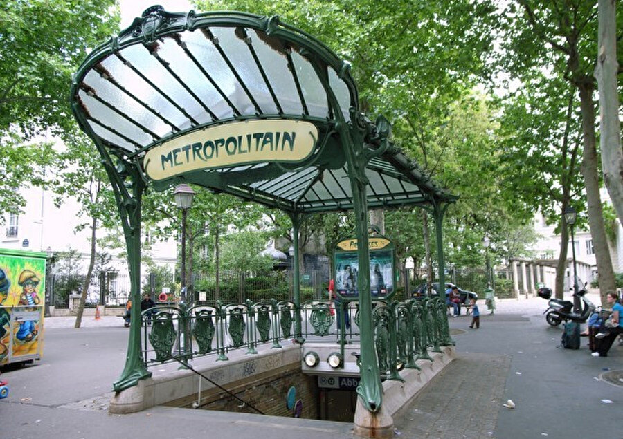 Paris’te bir metro istasyonu. Art Nouveau’nun tipik bir örneği. Tasarımcı: Hector Guimard.