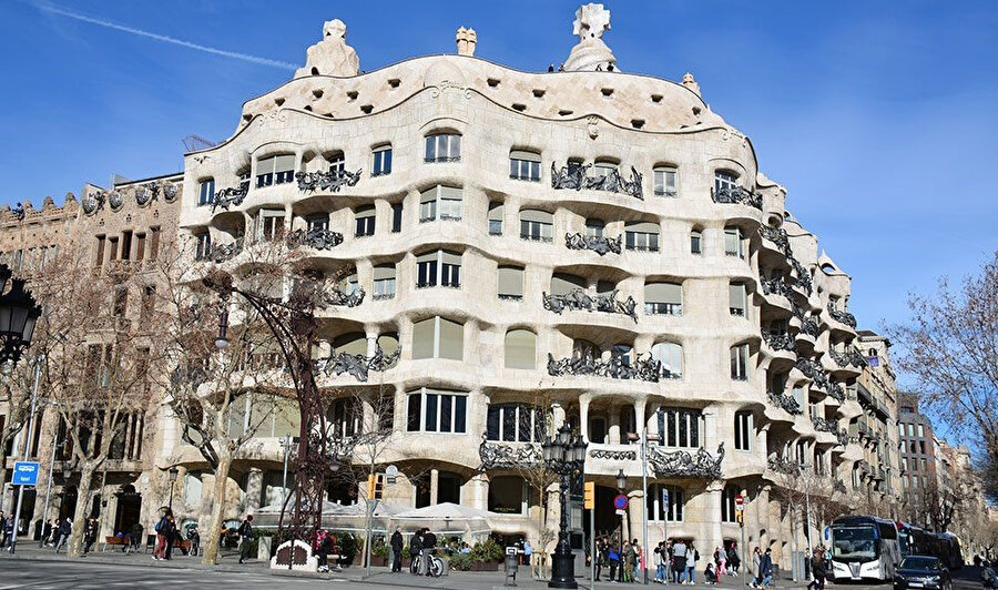Casa Mila, Barcelona. Tasarımcı: Antoni Gaudi.
