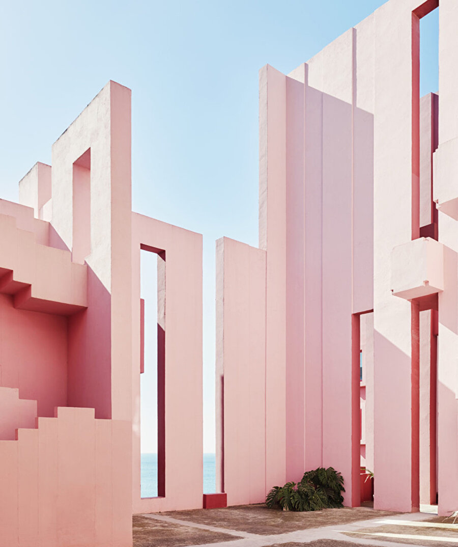 La Muralla Roja, 1973 yılında tamamlanmış olsa da Bofill, tasarım fikrinin 10 yıl öncesine dayandığını belirtmiş.