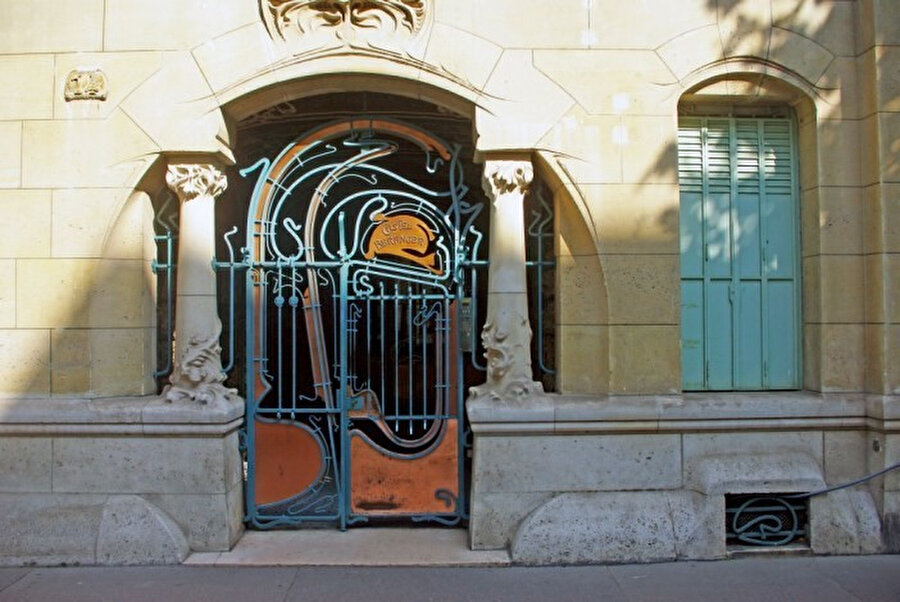 Castel Beranger, giriş kapısı.