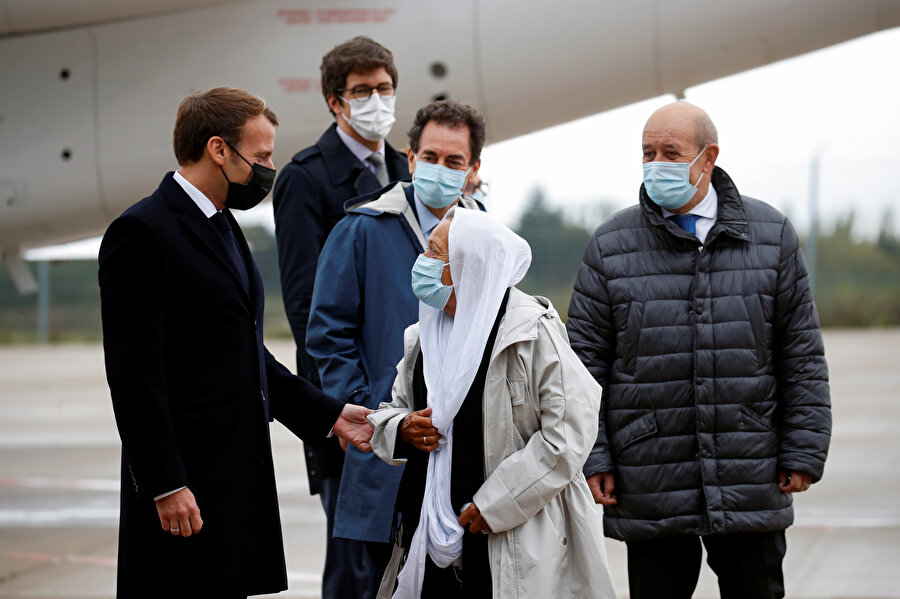 Petronin, Villacoublay havaalanında Cumhurbaşkanı Emmanuel Macron tarafından karşılandı.