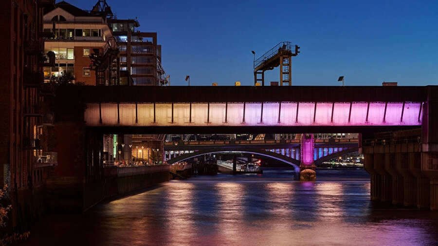 Yılın mimari aydınlatma tasarımı: Illuminated River / Tasarımcısı: Lifschutz Davidson Sandilands