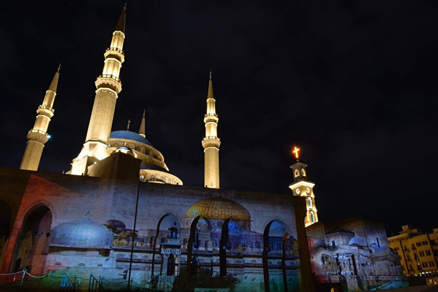 Minareyle yarışan çan kulesi.