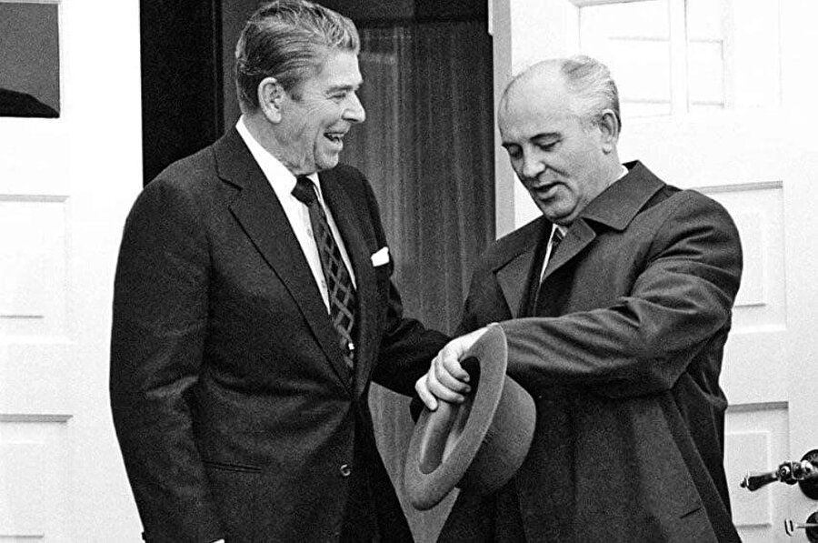 Sovyet lideri Gorbaçov ABD başkanı Reagan ile