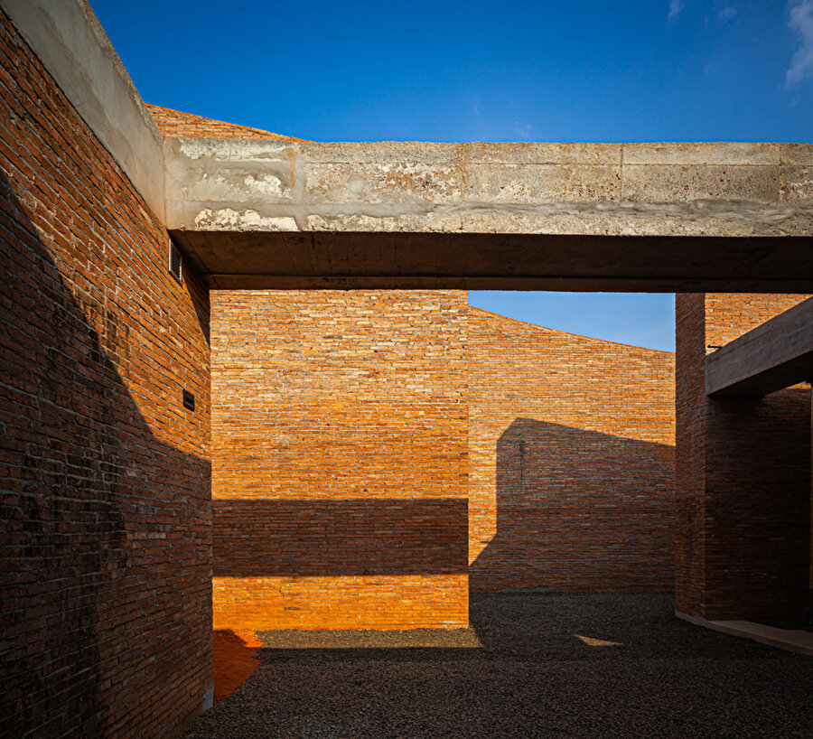 Tuğla duvarlar servis ve galeri alanlarında betonarme karkas sistemle desteklenmiş.