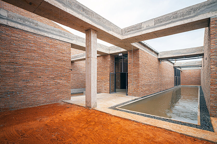 Müze içi zeminleri çakıl taşı, beton, doğal toprak olarak çeşitleniyor.