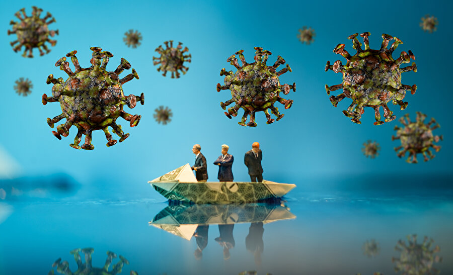 Bugün biyopolitika da, modernlik ve kapitalizm gibi küreselleşmiş görünüyor ve küreselleşen diğer formasyonlarda olduğu gibi, biyopolitik uygulamalar da kuşkusuz uygulandığı yerlerin özelliklerini taşıyor, ya da başka bir ifadeyle onların özelliklerine bürünüyor.