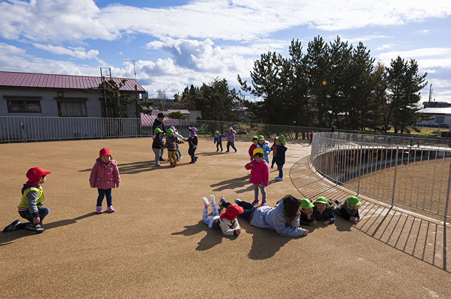 Yapı, çıkılabilir çatısıyla çocuklara geniş oyun alanı sunuyor.