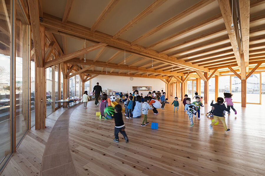 Yapı çocuklara açık ve kapalı oyun alanları sağlıyor. Yüksek tavanlar oyun odasına dönüşüyor. 