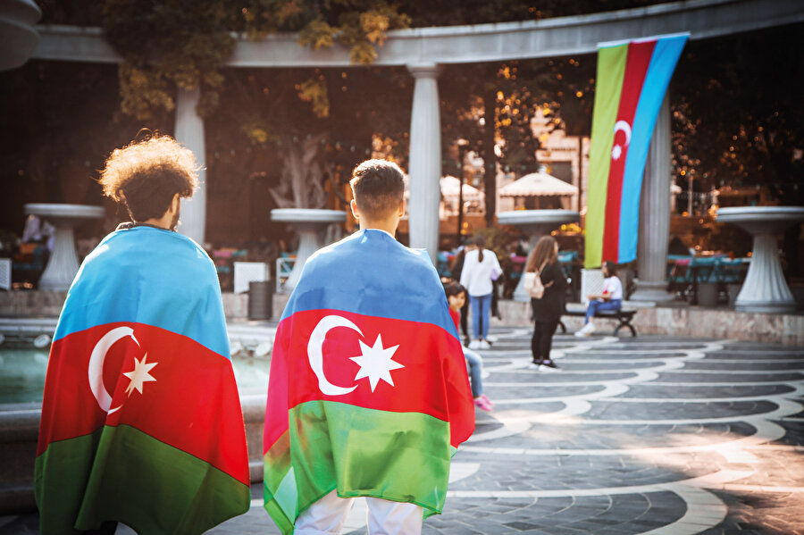 İran ve Suudi Arabistan’ın “iki tarafa da itidal tavsiyesi” gibi ikiyüzlü tavırları el altından yaptıkları bin türlü dalavereyi gizlemeye yetmiyor, yetmeyecek. Bugün Şia, temelinde Mecusilik bulunan Fars emperyalizminin; Selefilik ise temelinde Bedevi zihniyeti bulunan Haricilik belâsının temsilcileri konumundadır. Her ikisinin de motivasyonu “Türk korkusu”dur. Türk korkusu nedeniyle her iki zihniyet de tıpkı geçmişte olduğu gibi bugün de İslam düşmanlarıyla her türlü ittifaka girebilecek tıynete sahiptir.