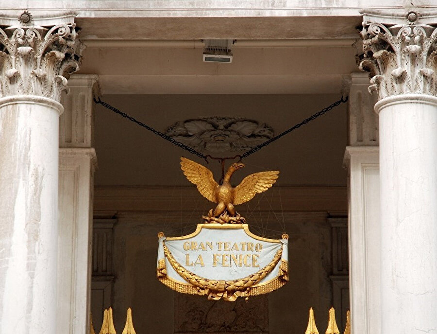Giambattista Meduna'nın tasarımı olan tabela 1837'de girişin üzerine yerleştirildi.