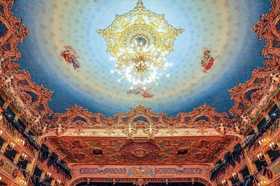 Opera salonu tavanı.
