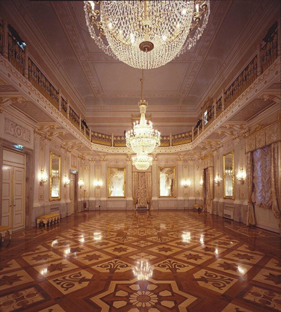 Sala Grande veya balo salonu, Sale Apollinee'nin ana odası ve giriş cephesinin ortasındaki üç pencereyle aydınlatılıyor.